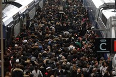 Uma multidão se aglomerou em vias da estação de trem Gare de Lyon, em Paris, durante a paralisação