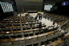 Os poucos deputados presentes ao plenário aguardavam, de forma tranquila, a hora de falar da tribuna