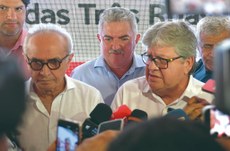 Cícero ao lado do governador João Azevêdo, que em entrevista explicou os benefícios que a construção do Parque das Três Ruas trará para a população da área