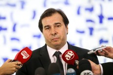 O presidente da Câmara, Rodrigo Maia, afirmou que o governo está longe de ter votos para aprovar a reforma