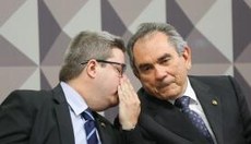 O relator, Antônio Anastasia (esquerda), apresenta às 13h30 o parecer sobre o pediddo de afastamento de Dilma