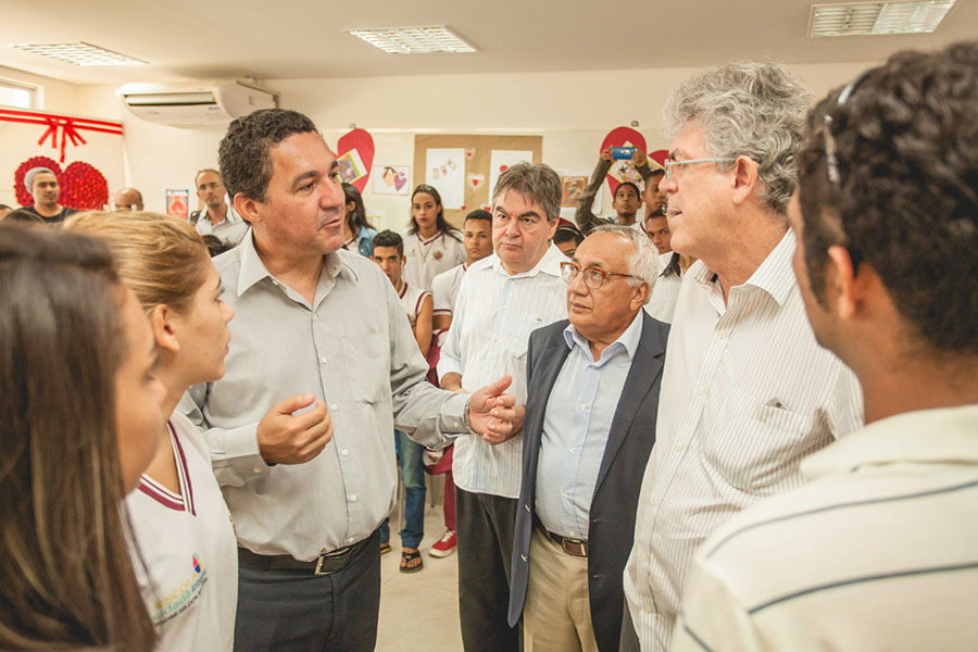 ricardo assinatura do termo de compromisso das escolas tecnicas fnde foto max brito (18).jpg