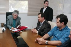 Termo de cooperação técnica assinado pelo governador garante que a mão de obra local seja valorizada