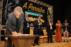 Lei da Escola Sem Censura, que defende a liberdade de expressão e pensamento dos professores, funcionários e estudantes nas escolas