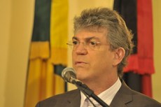 O salário do magistério em 2010 era, exatamente, R$ 926,00. Até o final de dezembro deste ano, o salário será de R$ 3.076,00. Isso representa 232% de reajuste