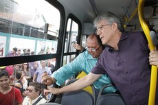 O governador Ricardo Coutinho vistoriou os novos ônibus e lembrou que quando prefeito de João Pessoa, a capital tinha uma das frotas mais jovens do Brasil