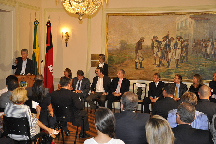 assinatura de convenio entr governo ea Gol linha Aereas.jpg