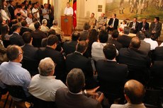 A solenidade de entrega das bonificações de 8.735 policiais e bombeiros aconteceu no Palácio da Redenção, em João Pessoa