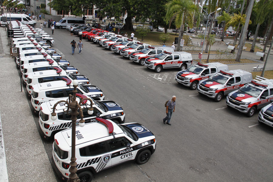 1 Gov. entrega Viaturas e Armas para Policia_F. Evandro  (14).JPG