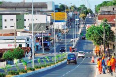 Avenida ganhou nova pavimentação, iluminação ornamental, calçadas, iluminação horizontal e vertical e faixas de pedestres