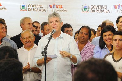 "Devemos ter escolas melhores que as outras para dar mais oportunidades aos nossos jovens", disse Ricardo