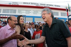 A Escola Técnica em Catolé do Rocha tem capacidade para atender 1.680 alunos e possui 14 salas de aula