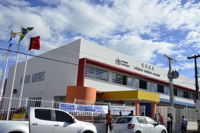 A unidade de ensino tem capacidade para atender 720 estudantes, sendo 240 por turno