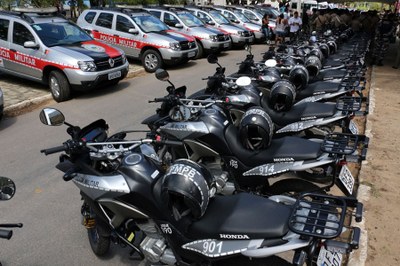 Ricardo entregou 96 viaturas e 60 motos para reforçar ações de segurança no Estado