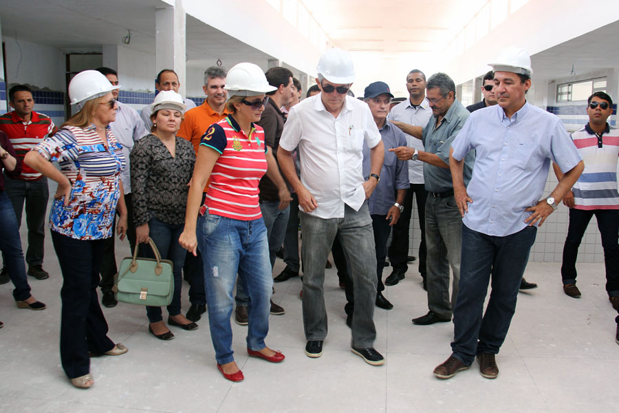 ricardo inspeciona obras da escola abidulia em catole_foto alberi pontes (4).JPG