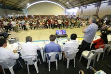 Governador abriu a plenária assinando convênios, por meio do programa Pacto Social, contemplando municípios da região