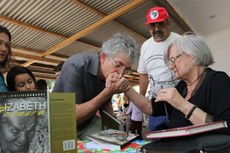 Governador Ricardo Coutinho cumprimenta Ayala Rocha, autora da obra sobre Elizabeth Teixeira