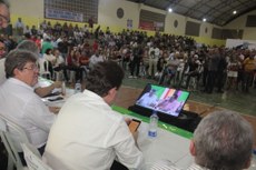 No ginásio ‘O Gelão’, o governador assinou decreto e ordem de serviço, respectivamente, criando delegacia especializada e o condomínio Cidade Madura de Patos, além de efetuar a entrega de kits escolares e de robótica para a rede estadual de ensino e créditos aos microempreendedores da região