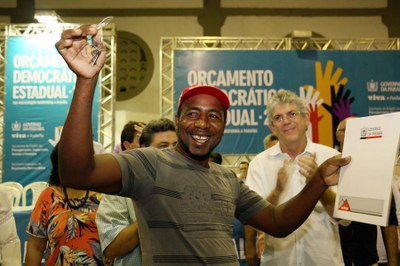 "Hoje estamos satisfeitos em poder realizar este desejo, entregando as chaves a cada um dos 30 moradores beneficiados", disse Ricardo