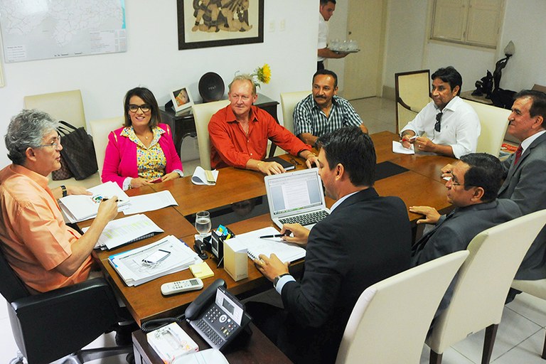 ricardo recebe representantes dos professores_foto jose marques (2).jpg