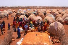 Acampamentos improvisados abrigam milhares de pessoas que deixaram suas casas em comunidades rurais onde não há mais água