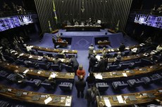 A proposta relativa aos membros do STF teve 41 votos favoráveis, 16 contra, e uma abstenção