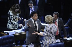 Autora do projeto, Marta Suplicy (PMDB-SP) faz ponderações a Magno Malta (PR-ES), que é contra o conteúdo da proposição