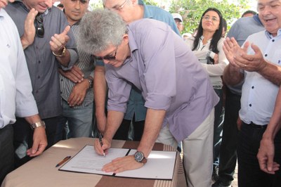 Obra contará com um total de 350km de adutoras para beneficiar 148 mil pessoas