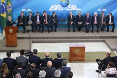 Na solenidade, foram empossados 10 ministros na reforma ministerial anunciada pelo presidente Temer