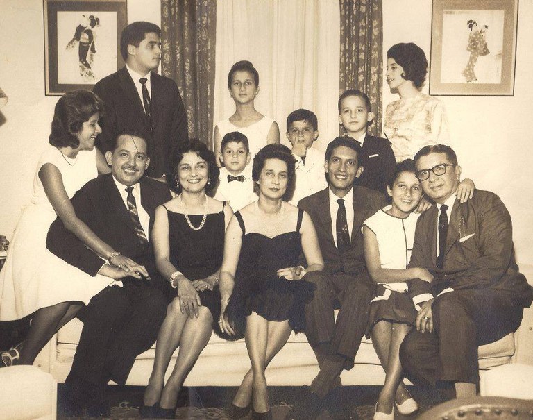 Abelardo Jurema ao lado da família na antiga casa da Cesário Alvim que seria invadida pelos militares Abelardo Jurema ao lado da família na antiga casa da Cesário Alvim que seria invadida pelos militares