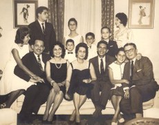 Abelardo Jurema ao lado da família na antiga casa da Cesário Alvim que seria invadida pelos militares