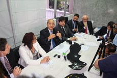 Para os oposicionistas, a relação do secretário com outros funcionários públicos teria contribuído para um desvio de recursos 