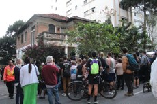 Curiosos em frente à residência de Higienópolis, no último dia 20 de julho