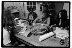 Lennon (entre George Harrison e Yoko Ono) dá um tempo nas gravações de ‘Imagine’ para tomar um chá na cozinha da mansão de Ascot.