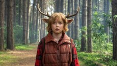 Christian Convery vive o ser híbrido Gus na série com a pegada clássica da jornada do herói com distopia para tempos de pandemia