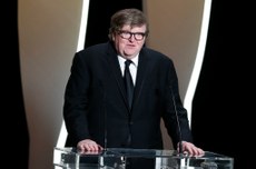 Na foto acima, o cineasta Michael Moore