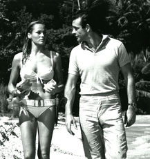 Sean Connery (D) como o famoso agente secreto, ao lado da ‘bondgirl’ Ursula Andress (E)