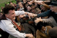 Sean Penn (à esq.) em ‘A Grande Ilusão’: a transformação de um homem pela política