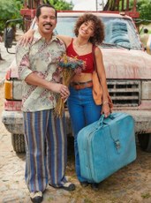 Edmilson da Silva Filho (E) e Luisa Arraes (D) no elenco da série ‘Cine Holliúdy’