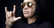 Nos EUA, astros de rock como Gene Simmons (do grupo Kiss) conclamam os fãs a tomarem o imunizante