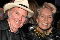Neil Young (E) e Joni Mitchel (D) retiraram suas músicas da plataforma de streaming em protesto contra podcast negacionista que dissemina notícias falsas