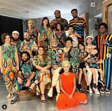 A grande família de Gil (ao centro), já com o figurino da turnê