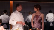 Chef Ralph Fiennes (E) tenta entender o papel de Anya Taylor-Joy (D) no filme