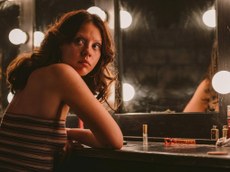 Vivendo duas personagens, Mia Goth é o pilar principal de ‘X – A Marca do Terror’