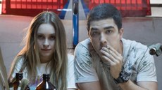 Carla Diaz (E) e Leonardo Bittencourt (D) vivem o casal Suzane von Richthofen e Daniel Cravinhos