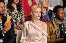 Julia Garner na série ‘Inventando Anna’