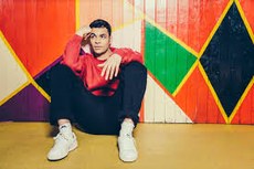 Ady Suleiman, músico da nova geração da soul music inglesa, intérprete da canção “Need Somebody to Love”