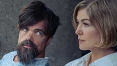 Peter Dinklage (E) e Rosamund Pike (D) no elenco da comédia satírica 'Eu Me Importo'.