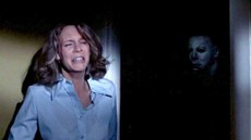 Depois da sua mãe, Janet Leigh, ser aterrorizada por um psicopata nos anos 1960, quase duas décadas depois é a vez da Jamie Lee Curtis, no clássico ‘slasher’ ‘Halloween’