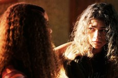 Segunda temporada deixa de lado o uso recreativo das drogas ilícitas na vida dos adolescentes e traz o vício de Rue (Zendaya) para o primeiro plano